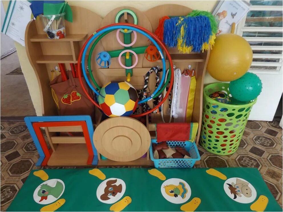 физкультурный уголок. спортивный уголок в садике. физкультурный уголок в детском саду средняя группа. центр физического развития в средней группе. центр физического развития в младшей группе.