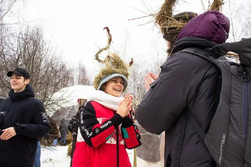 Арт-парке николо-ленивец масленица 2022. Масленица в николо ленивце 2023. Масленица 2024 ленивец. Бой мешками на бревне. Масленица в николо ленивце 2023.