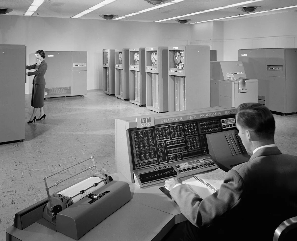 Tried computers. Мэйнфреймы IBM 1960. IBM 702. Мэйнфреймы 1950. Компьютеры IBM 1911.