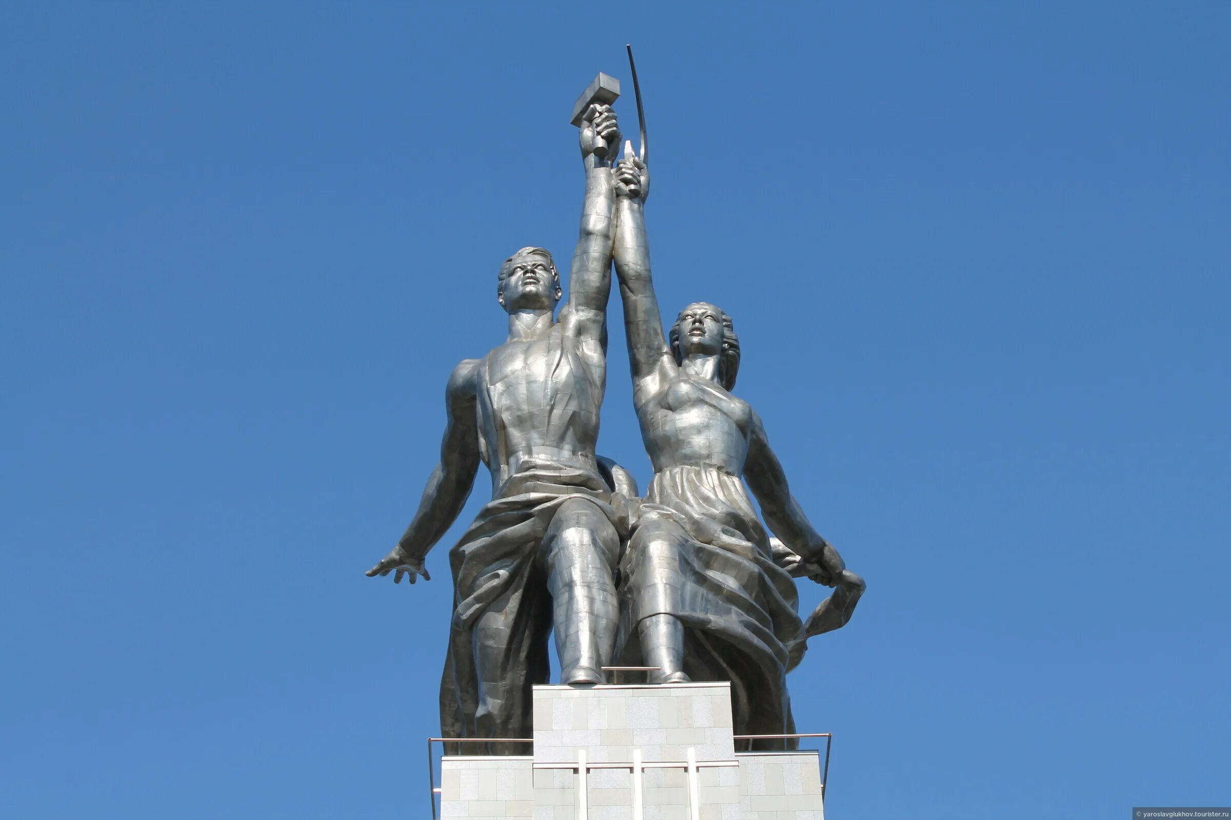Заставка мосфильм памятник. Рабочий и колхозница мосфильм. Рабочий и колхозница мосфильм. Мосфильм статуя рабочий и колхозница. Памятник на вднх рабочий и колхозница.