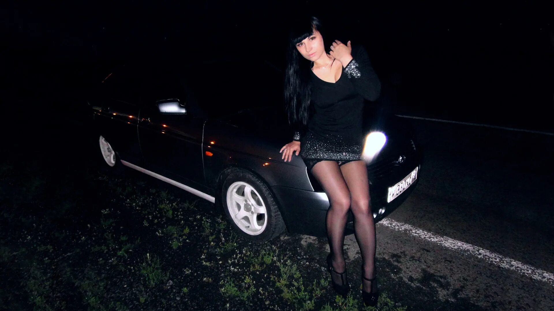 Мжм в авто. Девушка возле машины ночью. Брюнетка возле машины ночью. Брюнетка возле машины без лица. Ночью около машины деашеа.