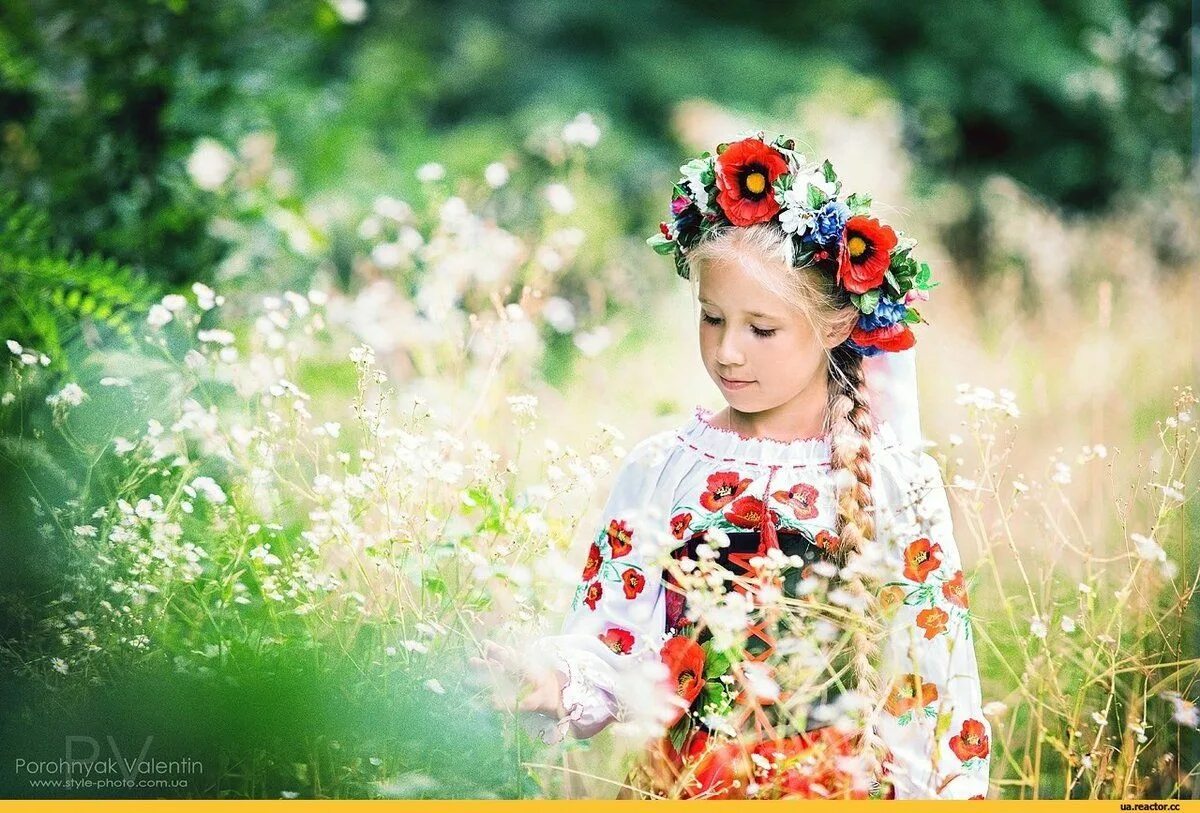 Дети украины. Дети в украинских костюмах. Дети украины. Детские народные портреты. Мама с дочкой в вышиванках.
