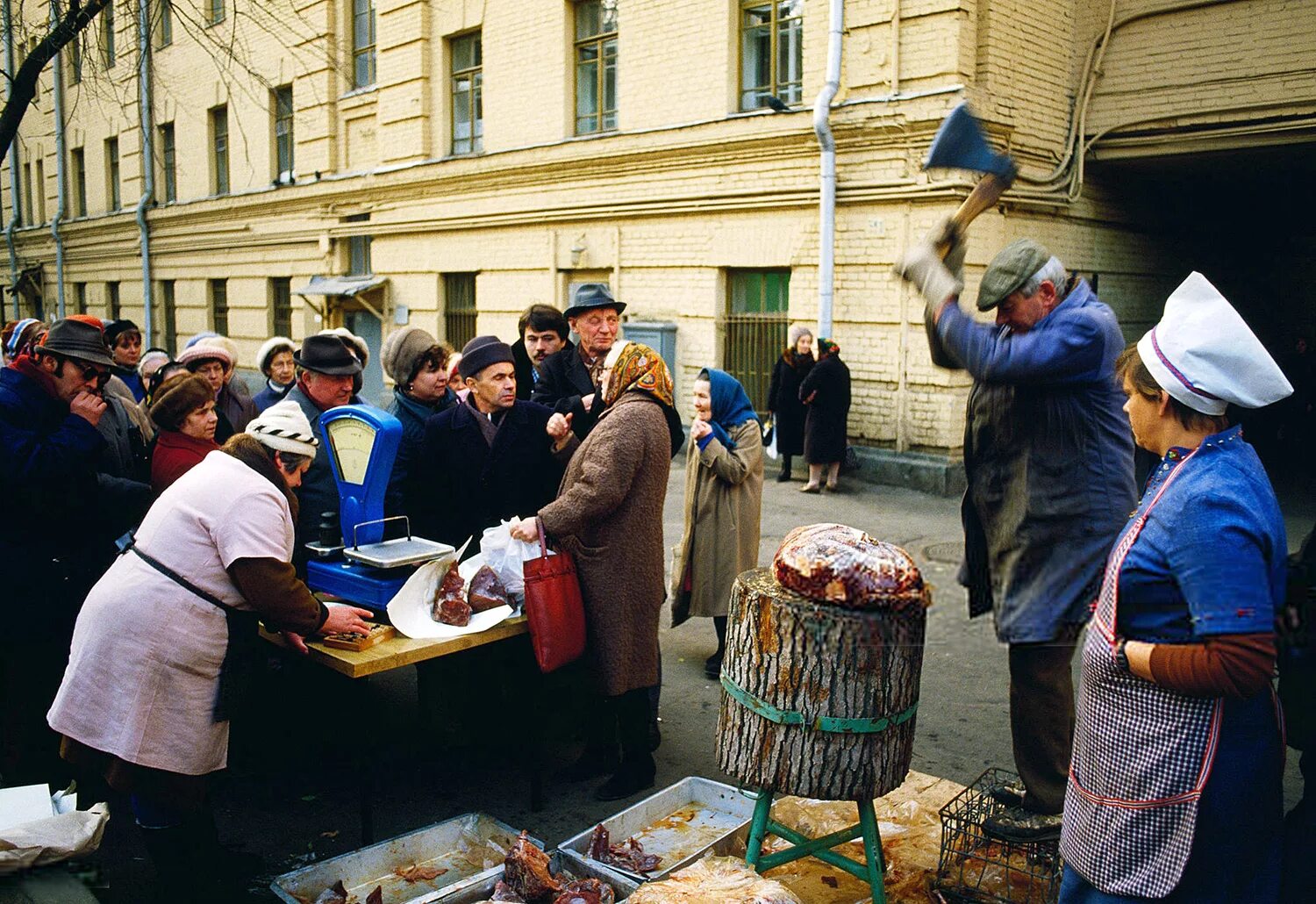 СССР В 90 Е годы очередь в магазин. Очередь за хлебом в Москве 1990. СССР 1990 год. Уличная торговля в 1970 годы СССР. Включи советские времена