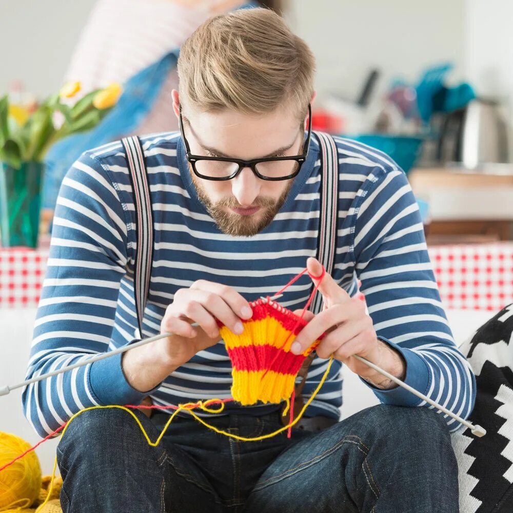 Вяжем крючком для женщин. Вязание. Мужчины за вязанием. Женщина вяжет. Хобби.