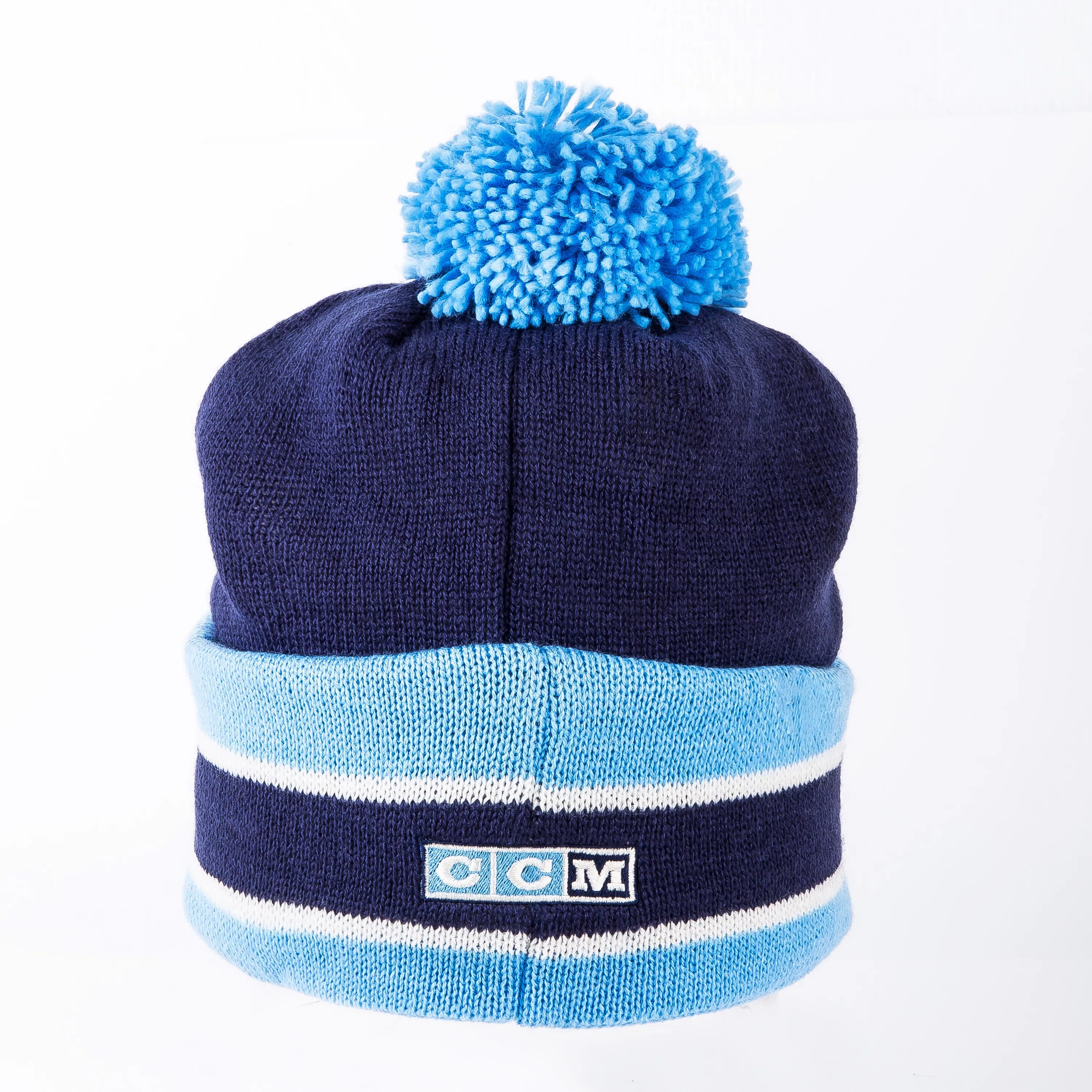 шапка снежинка окей. шапочка для фигуриста. шапка снежинка. детская вязаная шапка с снежинкой. шапка со снежинками женская.