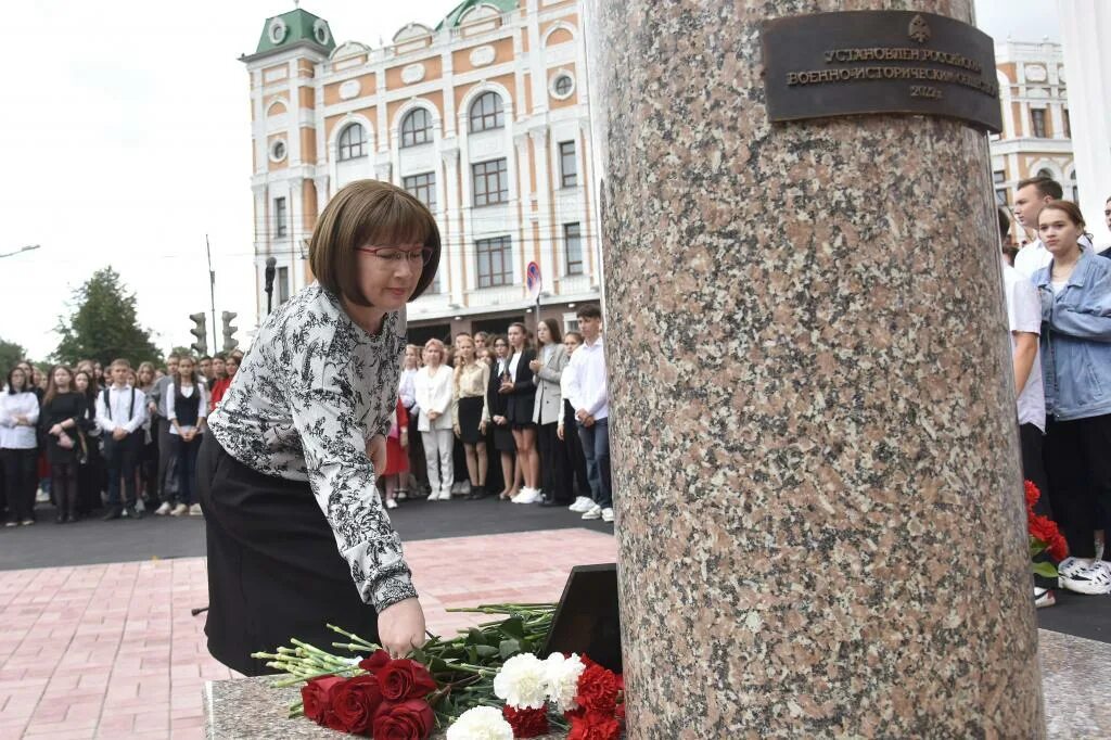 Эшпай йошкар ола. В йошкар-оле открыли бюст композитора андрея эшпая. открытие памятника. открыли памятник. статуи йошкар ола.