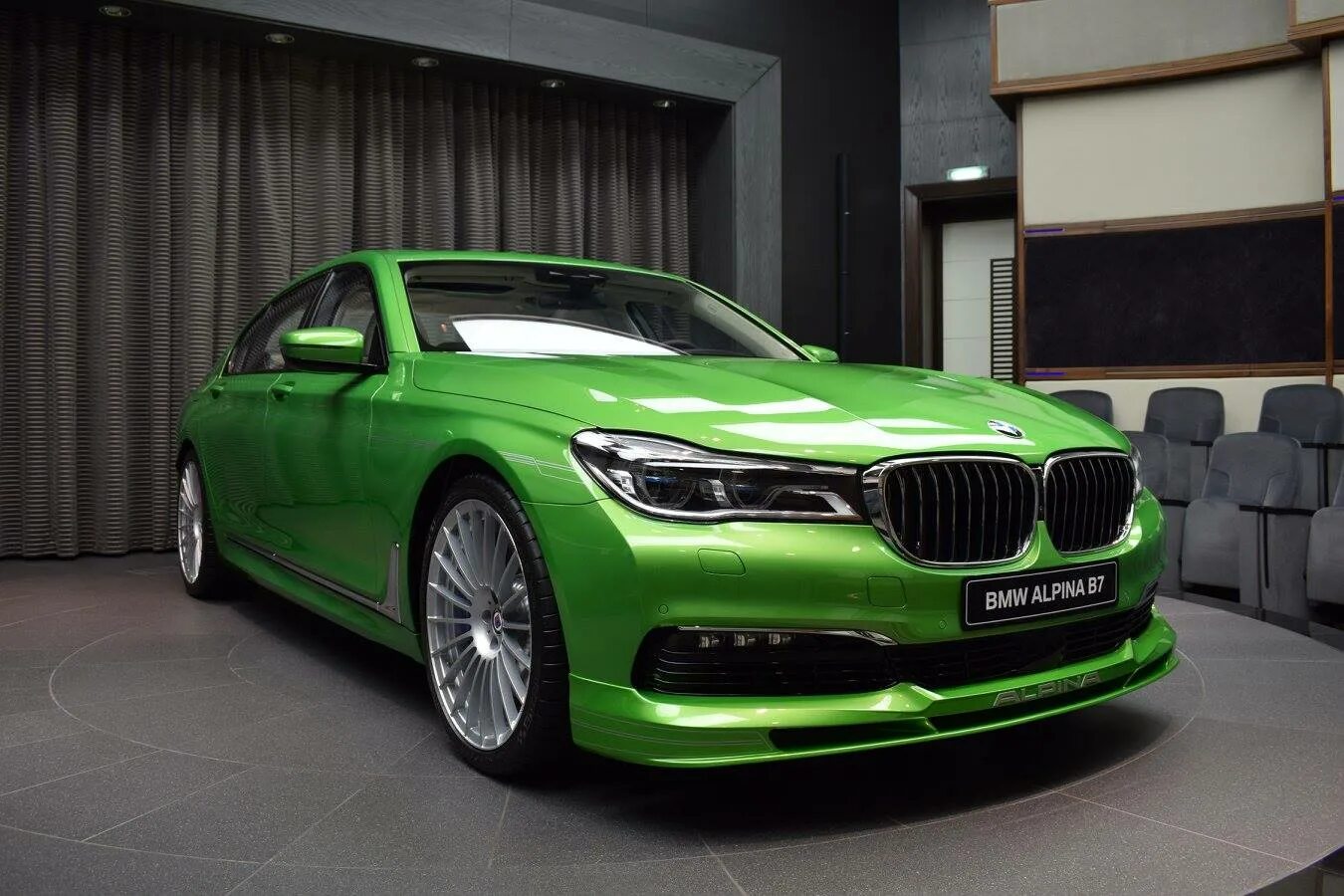 Зеленая машина фото. BMW m7 Alpina Green. Alpina b7 зеленый. BMW 7 g12 зеленая. BMW m7 Alpina Green 2018.