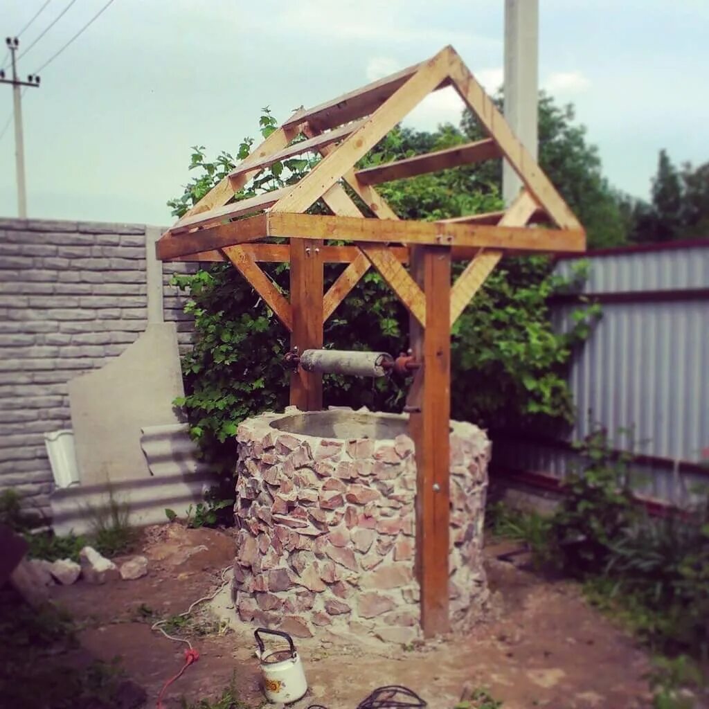 Декоративный колодец. Отделка колодца. Сделать колодец видео. Сделать колодец видео. Колодец декоративный для сада.