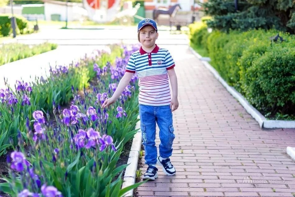 Мама восьмилетний мальчик. Восьмилетний мальчик. Мамы, женщины, храните мальчиков. Мама восьмилетний мальчик. Глухонемой парень.