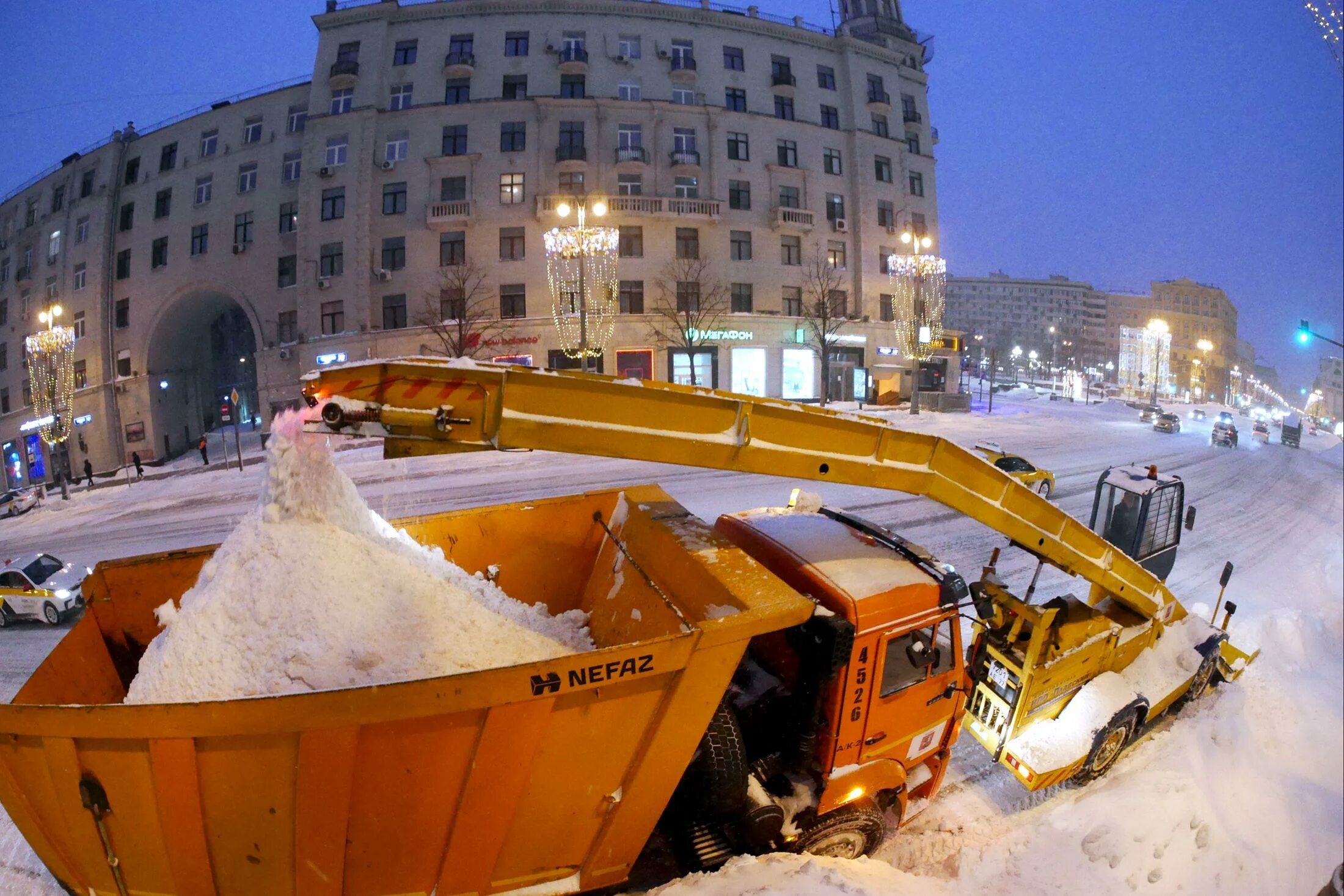 Москва чистят снег. Сугробы в Москве. Снегопад в Москве. Снегопад в Москве дворы. В Москве чистят снег.