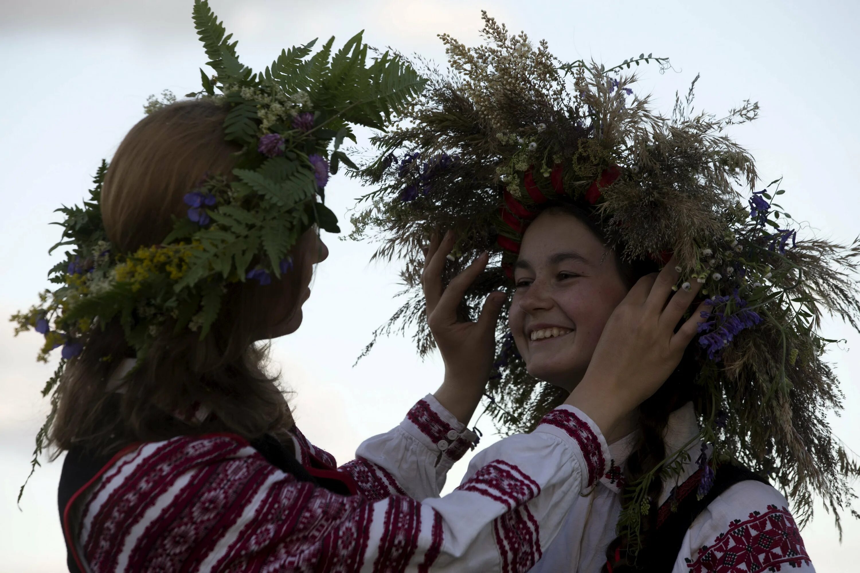 Венец надевали. Ивана Купала venok. Купалье Беларусь 19 век. Праздник Ивана Купала венки. Купальский венок на Ивана Купала.