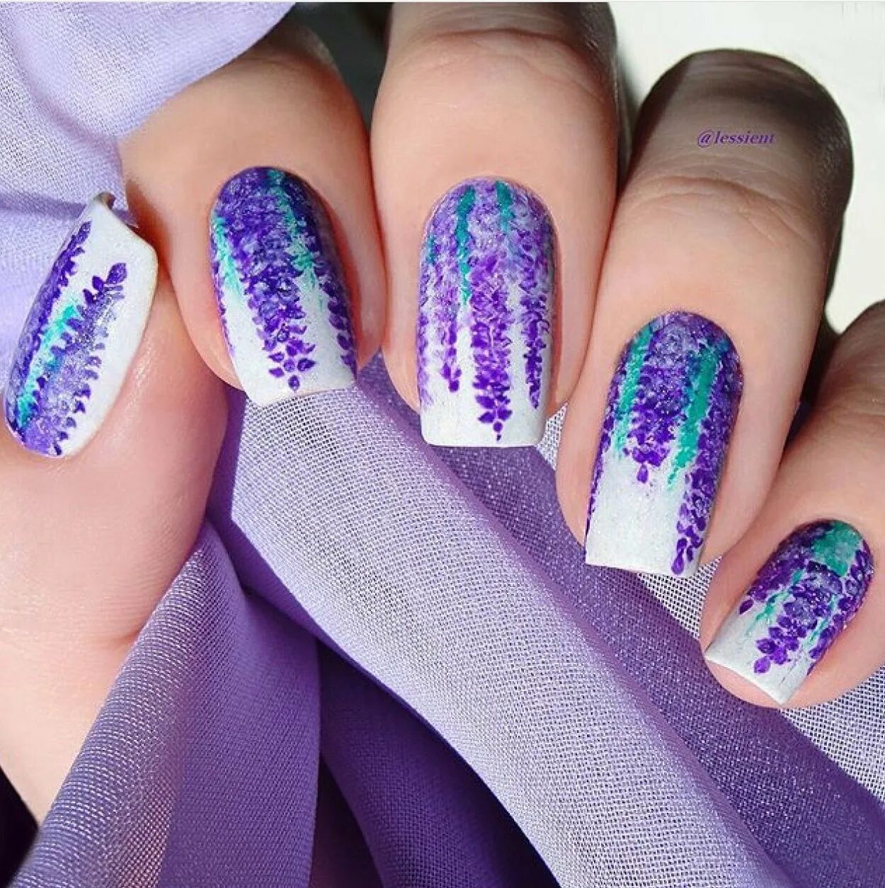 Маникюр цвет лаванда. Лавандовый маникюр. Лавандовый маникюр матовый. Весенние ногти. Френч миндаль 2022 фиолетовый.