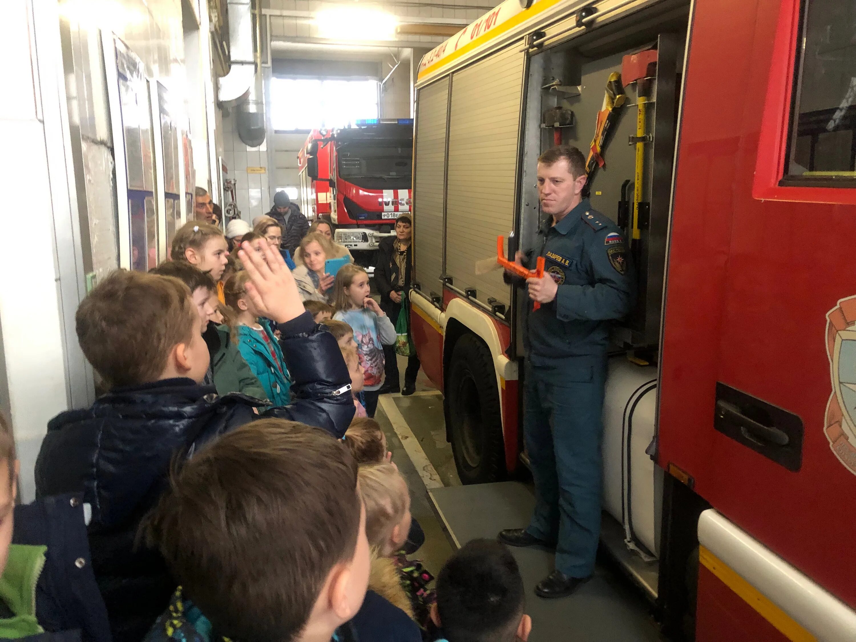 Экскурсия в пожарную часть для дошкольников. Москва экскурсия для детей пожарные. Экскурсия в пожарную часть. Экскурсия в пожарно-спасательной части. Экскурсия у пожарных.