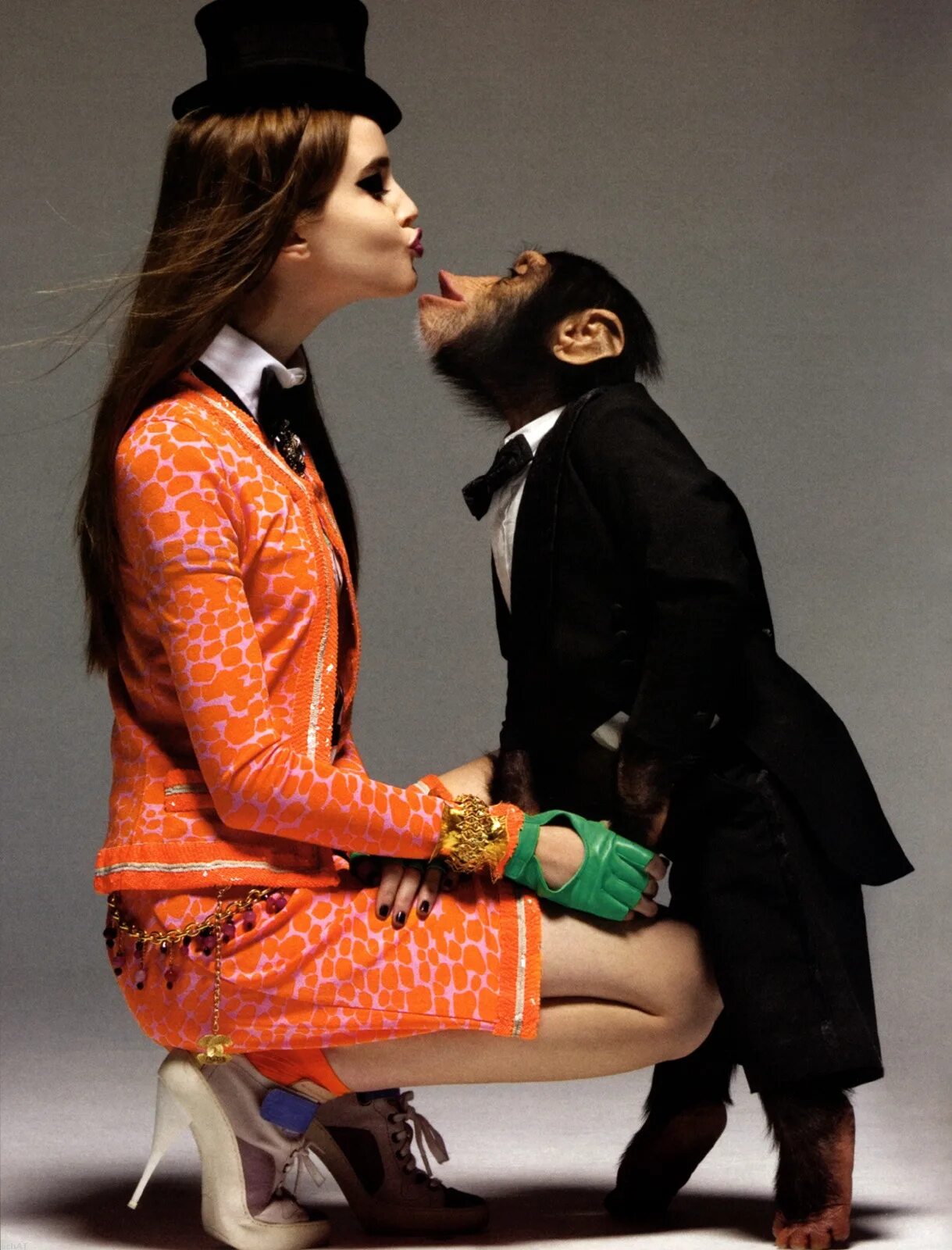 И я готов расцеловать. Девушка и обезьяна. Гламурная мартышка. Пафосная обезьяна. Шимпанзе гламурная.
