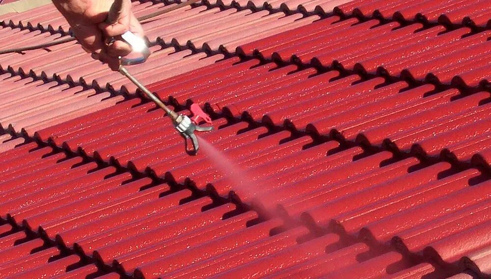 Покраска крыши дома. Краска для кровли металлической. Окраска крыши. Покраска металлочерепицы на крыше дома. Покраска металлочерепицы на крыше дома.