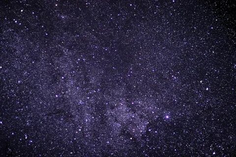 Звезды усеивают темное небо и блестят