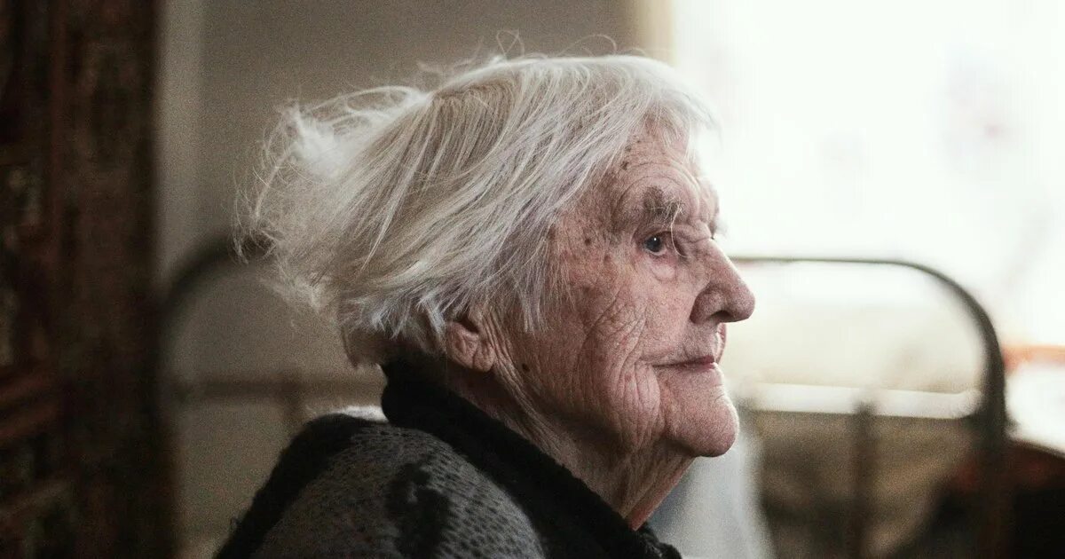 Старики старухами видео. Одинокая бабуля. Бабушки одиночки. Бабушка одинока. Одинокая старуха.