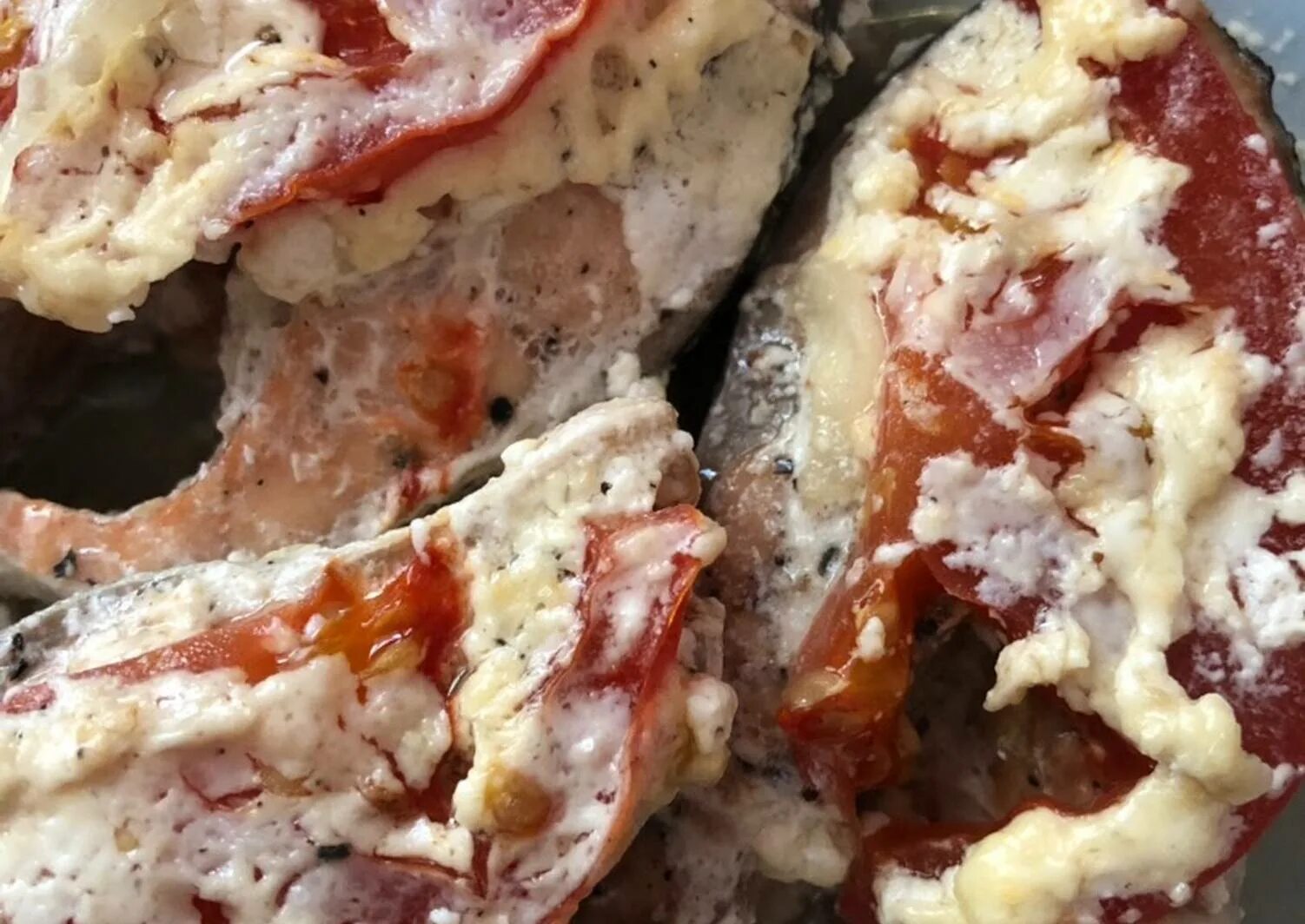 Горбуша в духовке сколько времени. Сочная вкусная горбуша в духовке. горбуша в сметане. горбуша в сметане в духовке. горбуша запеченная в духовке со сметаной.