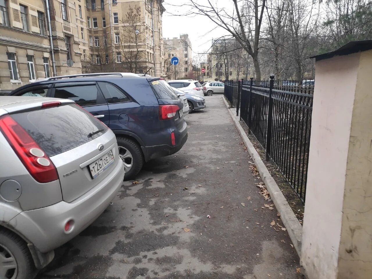 Некорректная парковка. Куда отправлять неправильно припаркованных авто. Парковка на тротуаре. Я паркуюсь как. Стоянка на тротуаре.