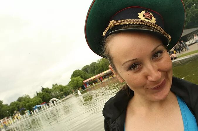 Футболка жена пограничника зеленая. Значок жене пограничника. Жена пограничника 5серия. Жена пограничника 5серия. Значок жена пограничника.