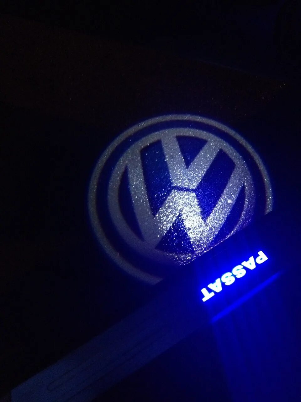 Значки пассат б6. Эмблема VW для магнитолы Пассат б6. Подсветка логотипа VW Пассат б3. Значок Фольксваген б5. Подсветка эмблемы Пассат б6.
