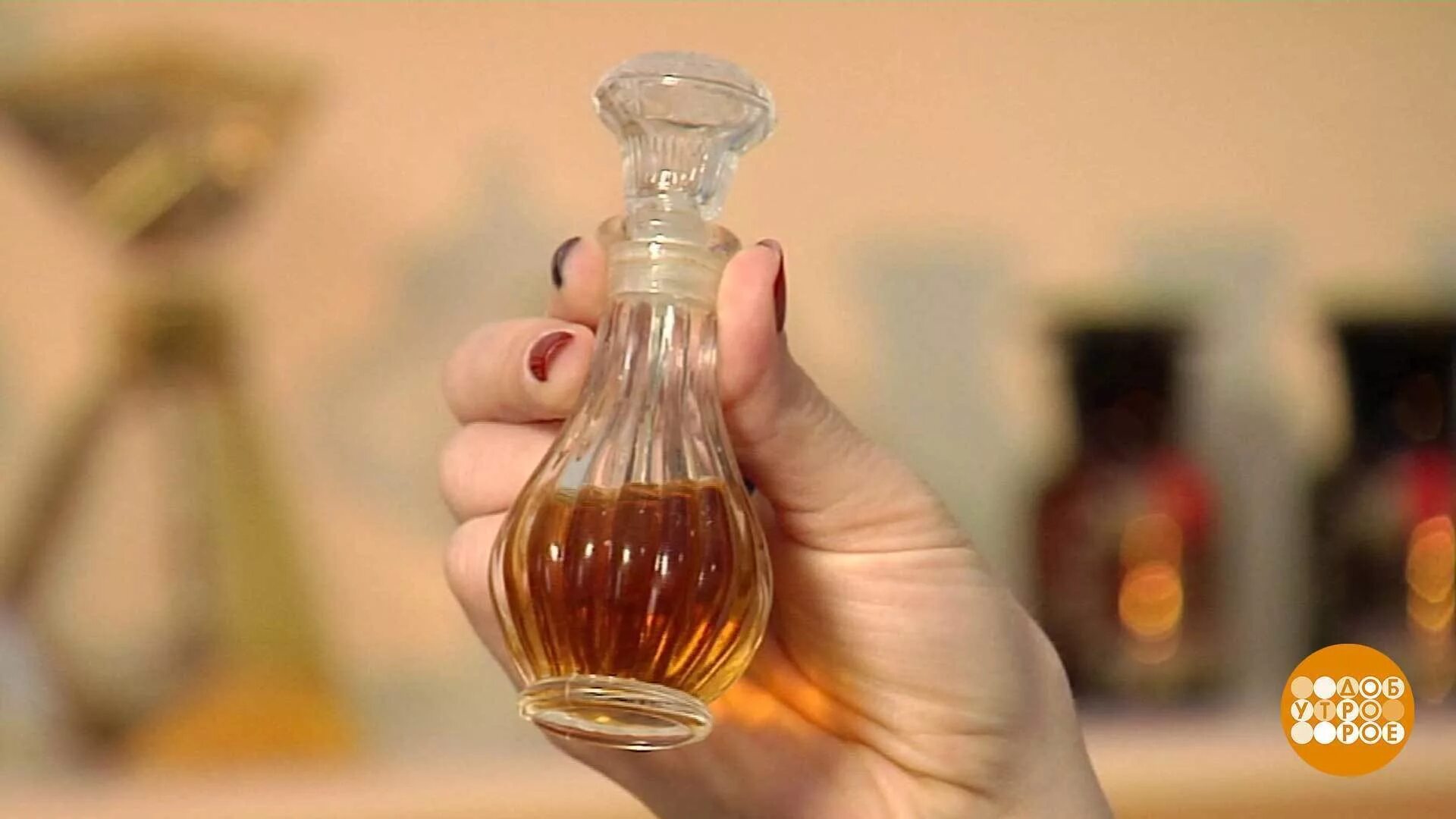 Графин для парфюмерного масла золотой фото.