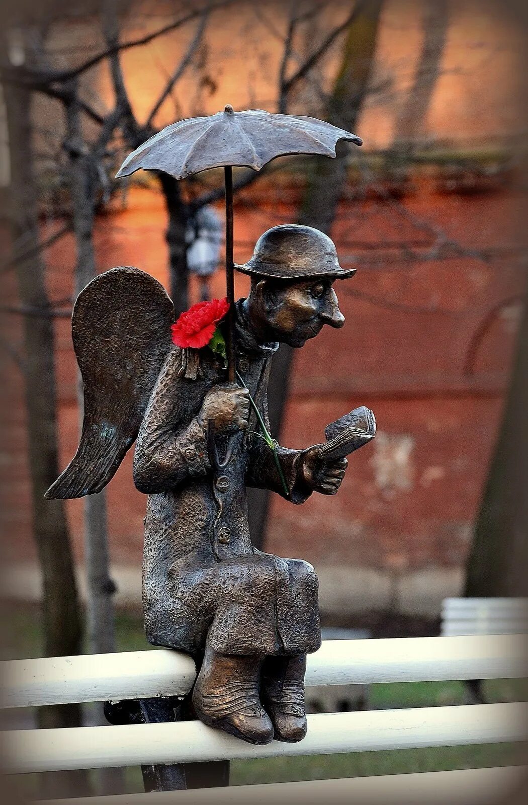 Измайловский сад санкт-петербург. Памятник петербургский ангел петербург. Измайловский сад памятник ангелу. Ангел санкт петербурга скульптура. Ангел санкт петербурга скульптура.