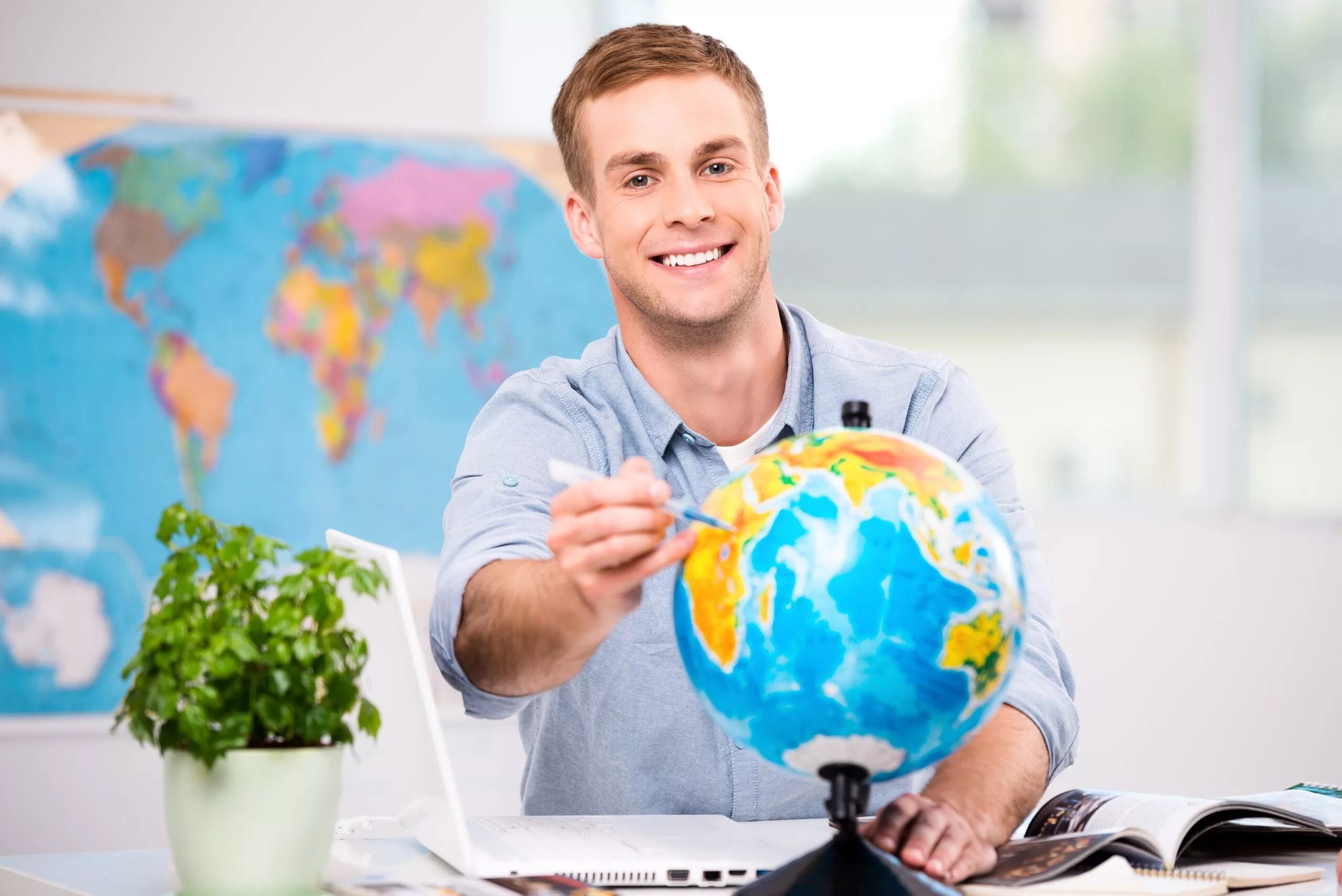 девушка в турагентстве. женщины отдыхают на море. менеджер туризма. хороший турагент. популярные туроператоры.