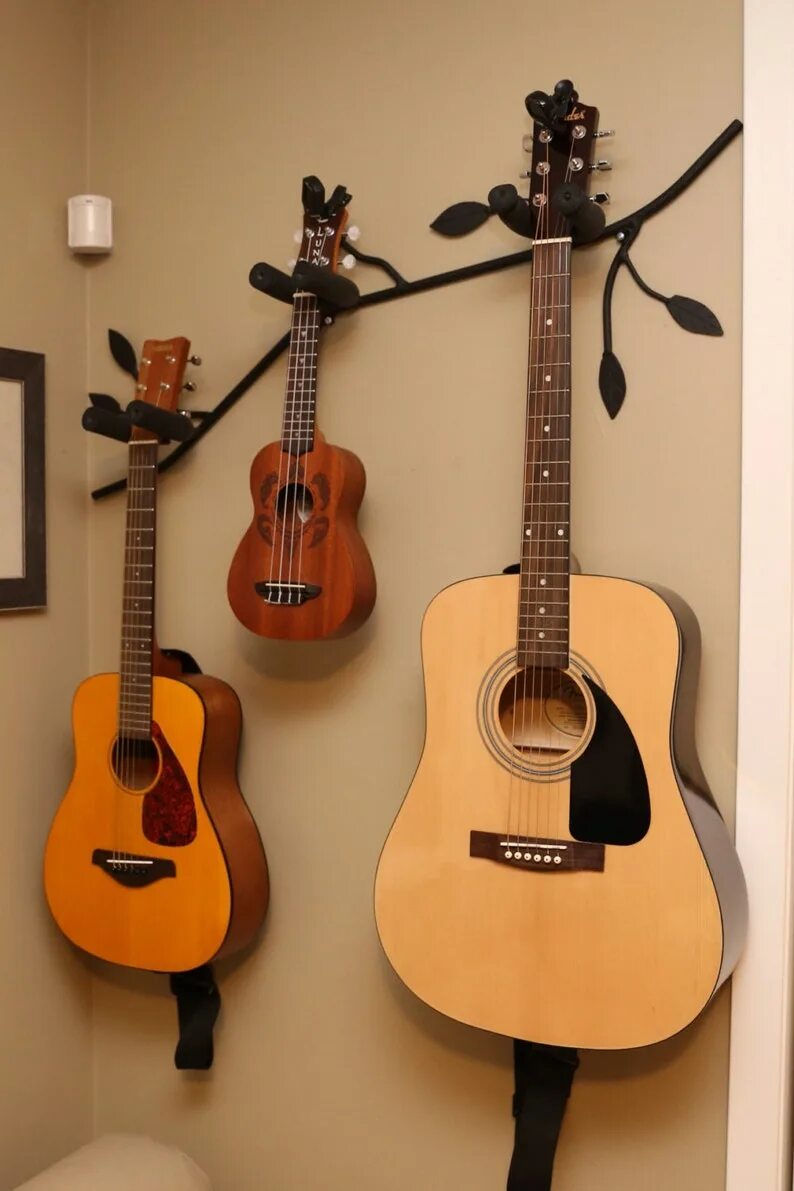 Электрогитары в домашних. Повесить гитару на стену. Дом гитара. Гитара домашняя. Повесить гитарутнатстену.
