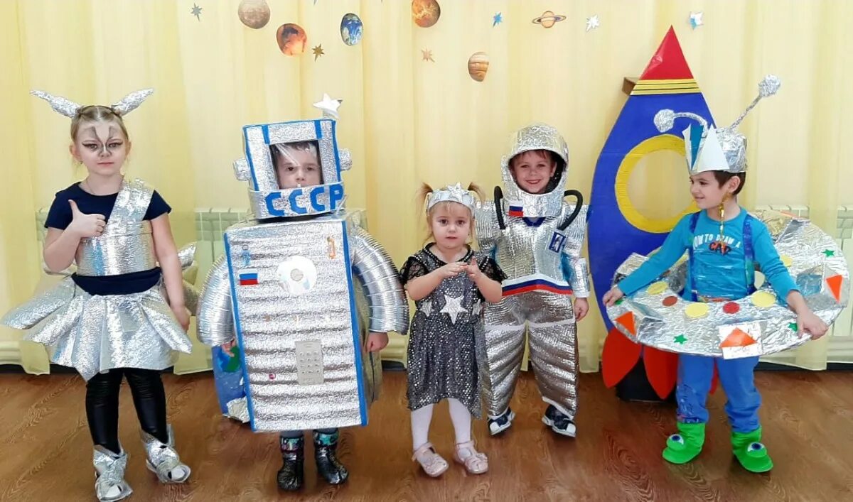 Костюм эколенка из бросового материала. Космические костюмы для детей. Космическийкомьюм в детский сад. Космический костюм в садик. Костюм на космическую тему в детский сад.