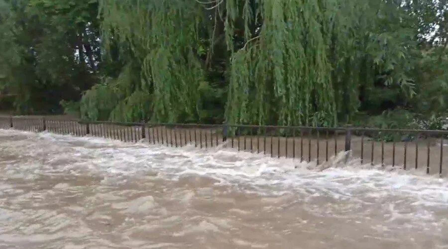 Сброс воды в сорочинском водохранилище. Симферопольское водохранилище 2022. Симферополь затопило 2023. Салгир наводнение. Разлив Салгира Симферополь.