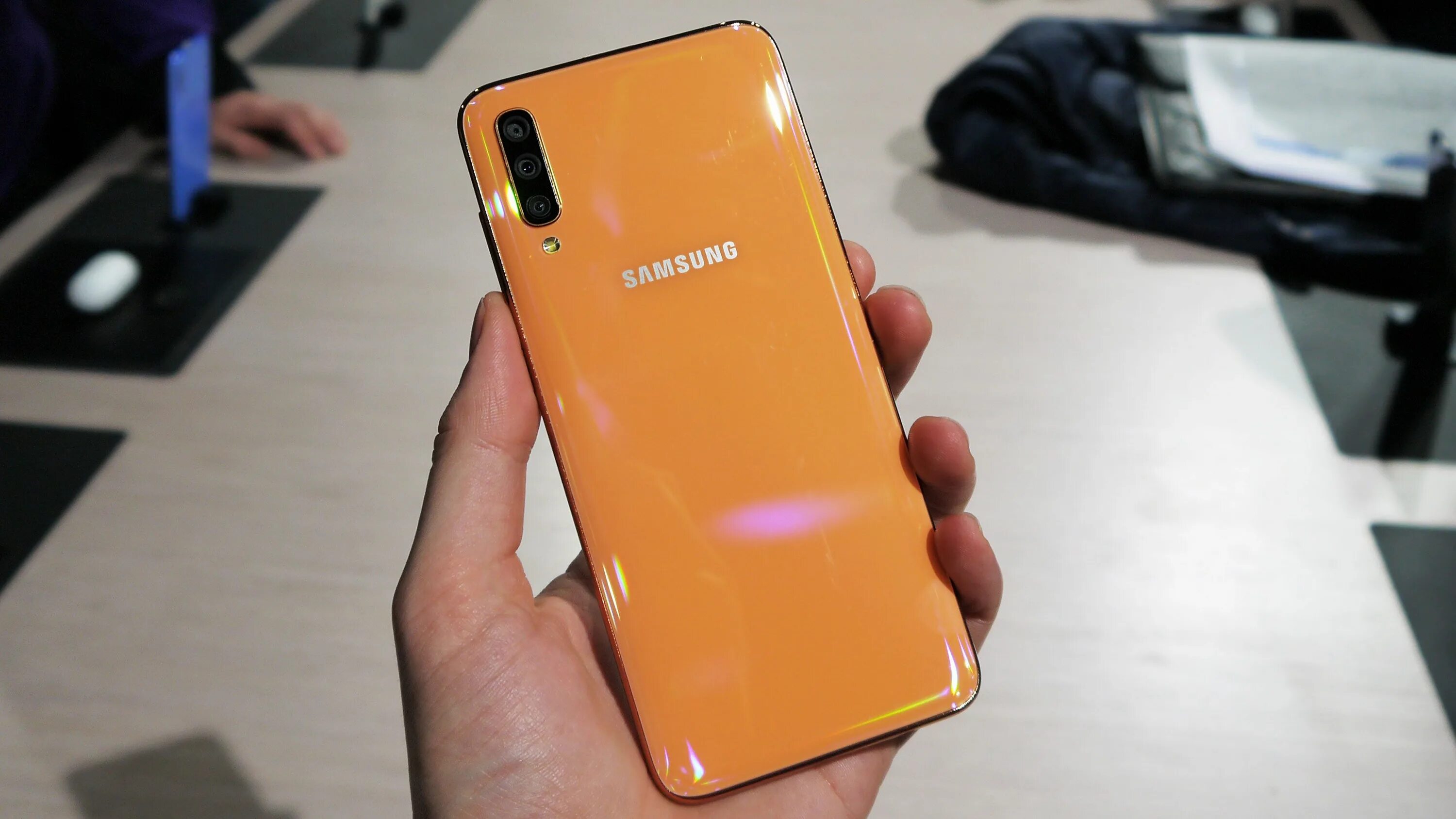 Samsung a5 2014. Samsung a40 orange. Samsung galaxy a40. Samsung 2021. Samsung galaxy розовый крышка.