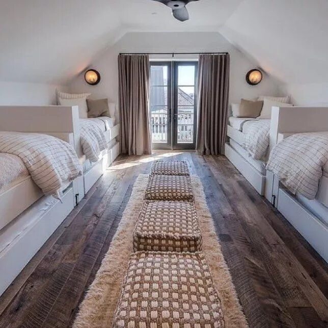 Living room light. Luxury residence. Гостиная с большим диваном. Room features. S shaped room.