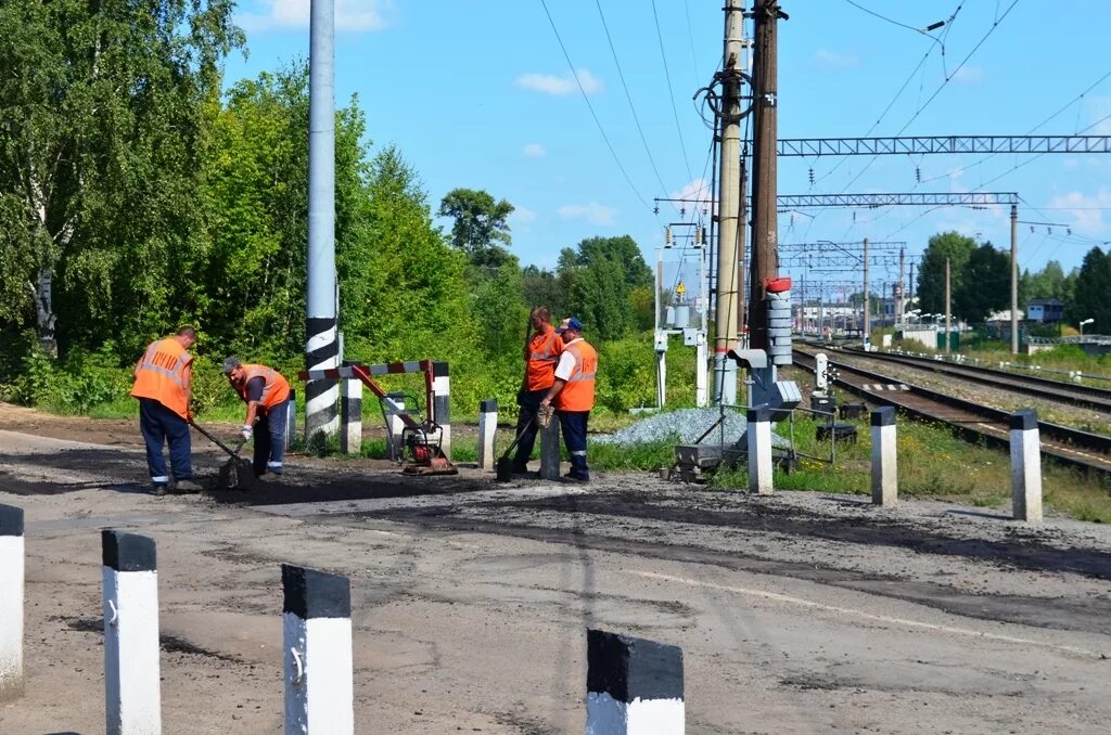 Железнодорожный переезд. ЖД переезд. Закрытый ЖД переезд. Железнодорожный переезд перекрыт. Переехать в киров