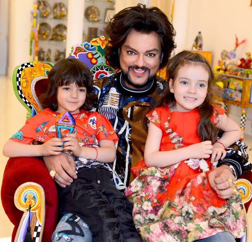 Дети филиппа киркорова. Дом филиппа киркорова. Филипп киркоров дети. Где сейчас находится киркоров со своей семьей. Филипп киркоров и дядя харри.