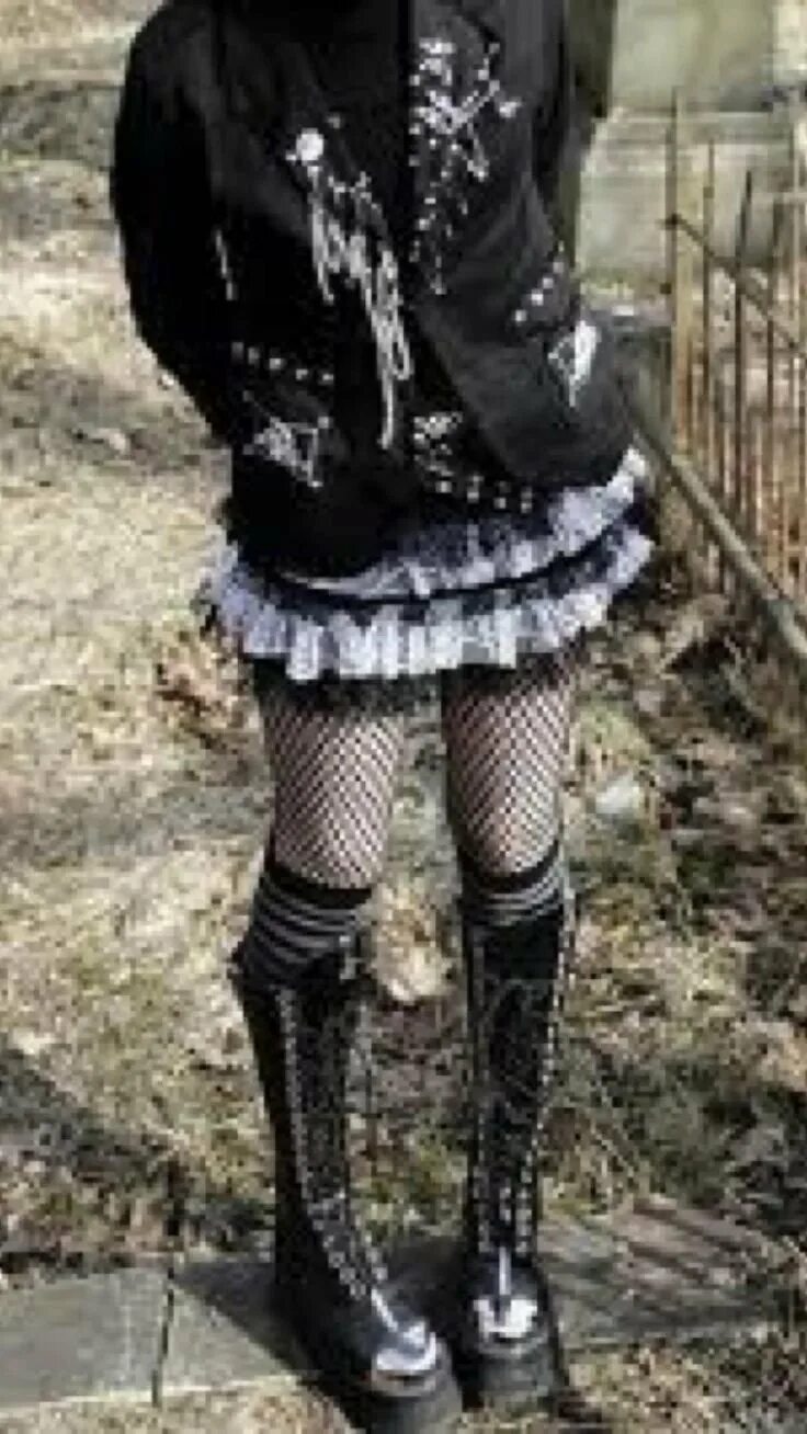 Эмо девочка одежда. Одежда готика грандж. goth outfit грандж 2025 одежда. эмо панк стиль одежды. современные готы.