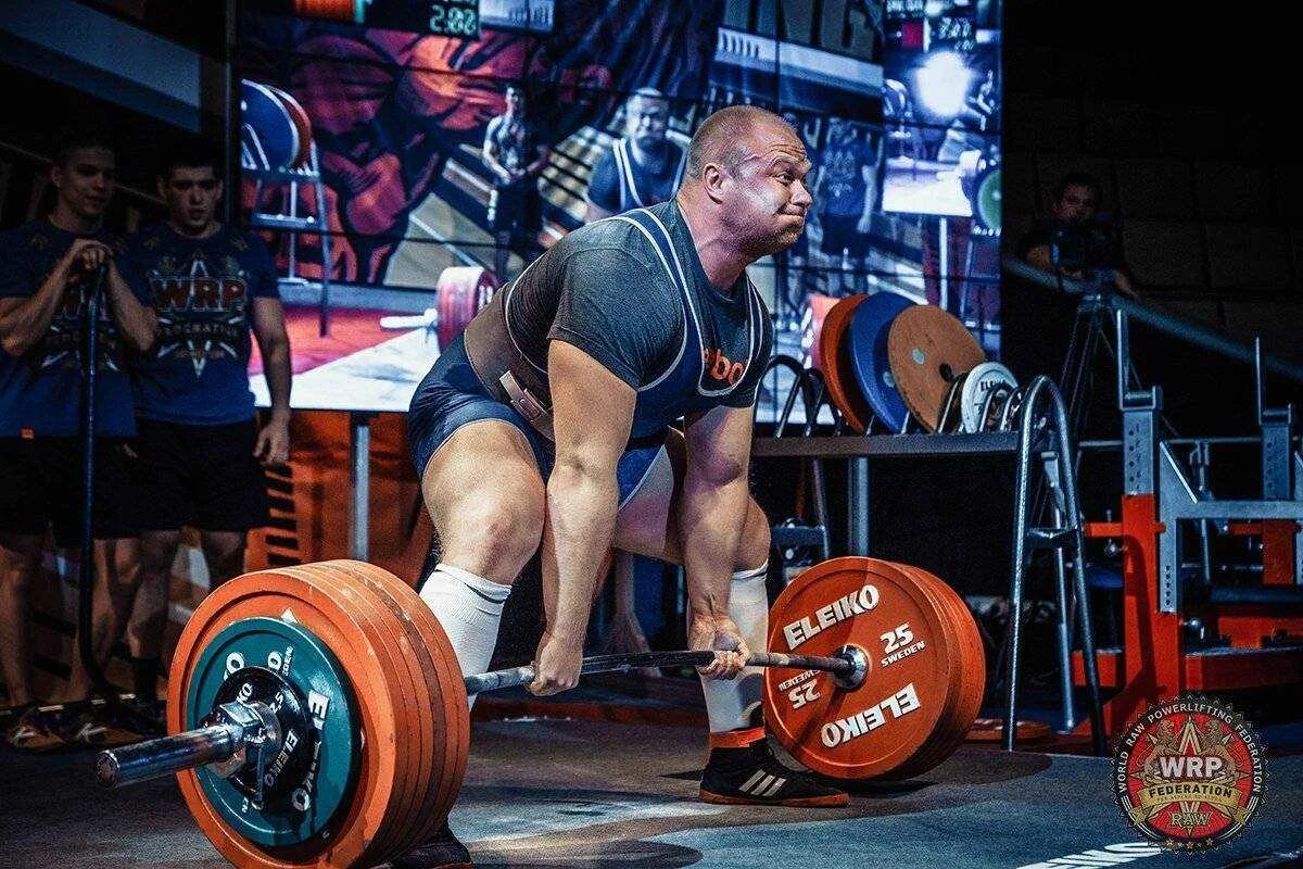 Что такое пауэрлифтинг. Становая тяга ipf. пауэрлифтеры становая тяга. спорт пауэрлифтинг. троеборье пауэрлифтинг.