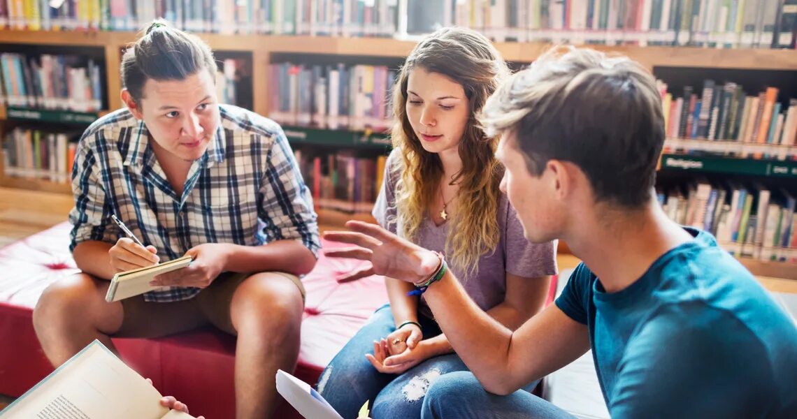 Students talking. Three students talking. Pupils talking. Д3 talking. Молодых студентов разговоры