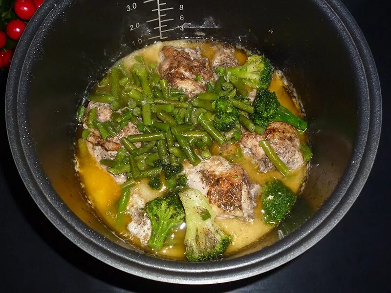 Тушить в мультиварке рецепты. Курица с брокколи и фасолью стручковой. брокколи с фасолью со свининой. свинина с брокколи и стручковой фасолью. курица и стручковая фасоль в мультиварке.