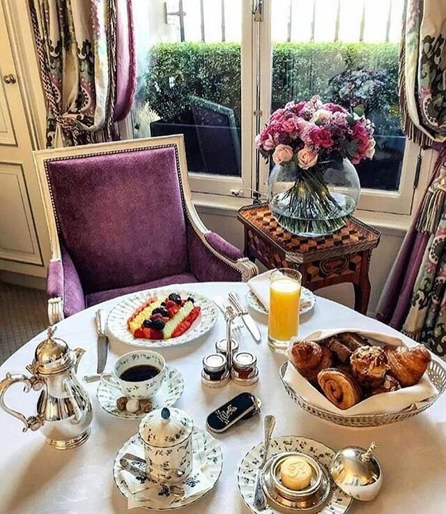 Девушка в дорогом ресторане. Завтрак vogue. Десерт роскошь. Завтрак миллиардера. Luxury еда.