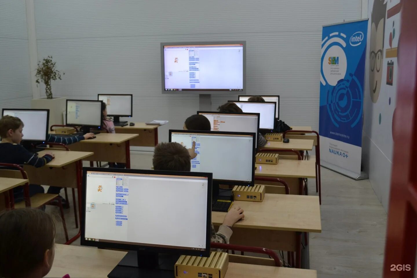 Класс школа программирования. Школьный класс программирование. code class школа программирования. код класса в школе. оформление класса по программированию.