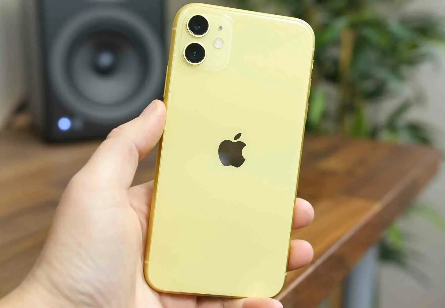 Айфон 11 китайский. Iphone 11 Yellow. Айфон 11 желтый. Айфон 12 желтый. Айфон 11 желтый в живую.