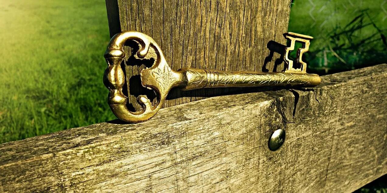 Старинный ключ. Три двери три ключа. Связка старинных ключей. Связка ключей на белом фоне. Три двери три ключа.