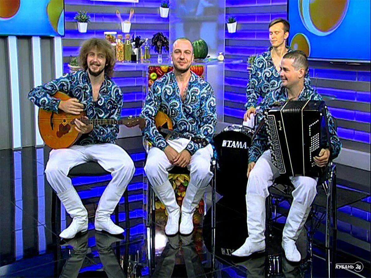 Солисты московской филармонии баритоны. Ансамбль российской армии имени александрова смуглянка. Солист исполнявший песню вологда. Солисты видео. Исполнитель инструменталист.