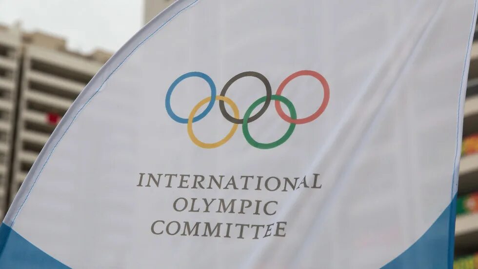Открытие олимпиады в пекине 2022. Знаменосец на олимпиаде 2022. Участвуют ли россияне в олимпийских играх. Герои олимпийских игр. Участвуют ли россияне в олимпийских играх.