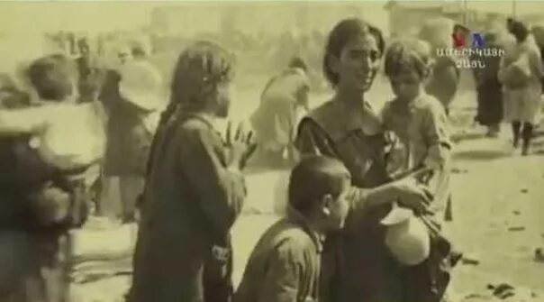 Турок дразнит армянских детей. Беременные армянские женщины распятые турками. Колонна депортированных армян. Армян насилуют