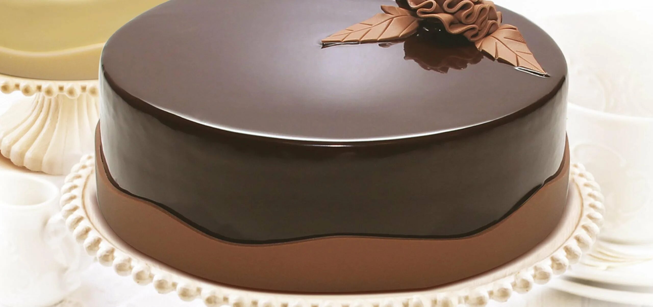Глазурь для торта из плитки. Шоколадная глазурь ганаш. Торт покрытый шоколадной глазурью. Крем ганаш. Покрытие торта шоколадом.