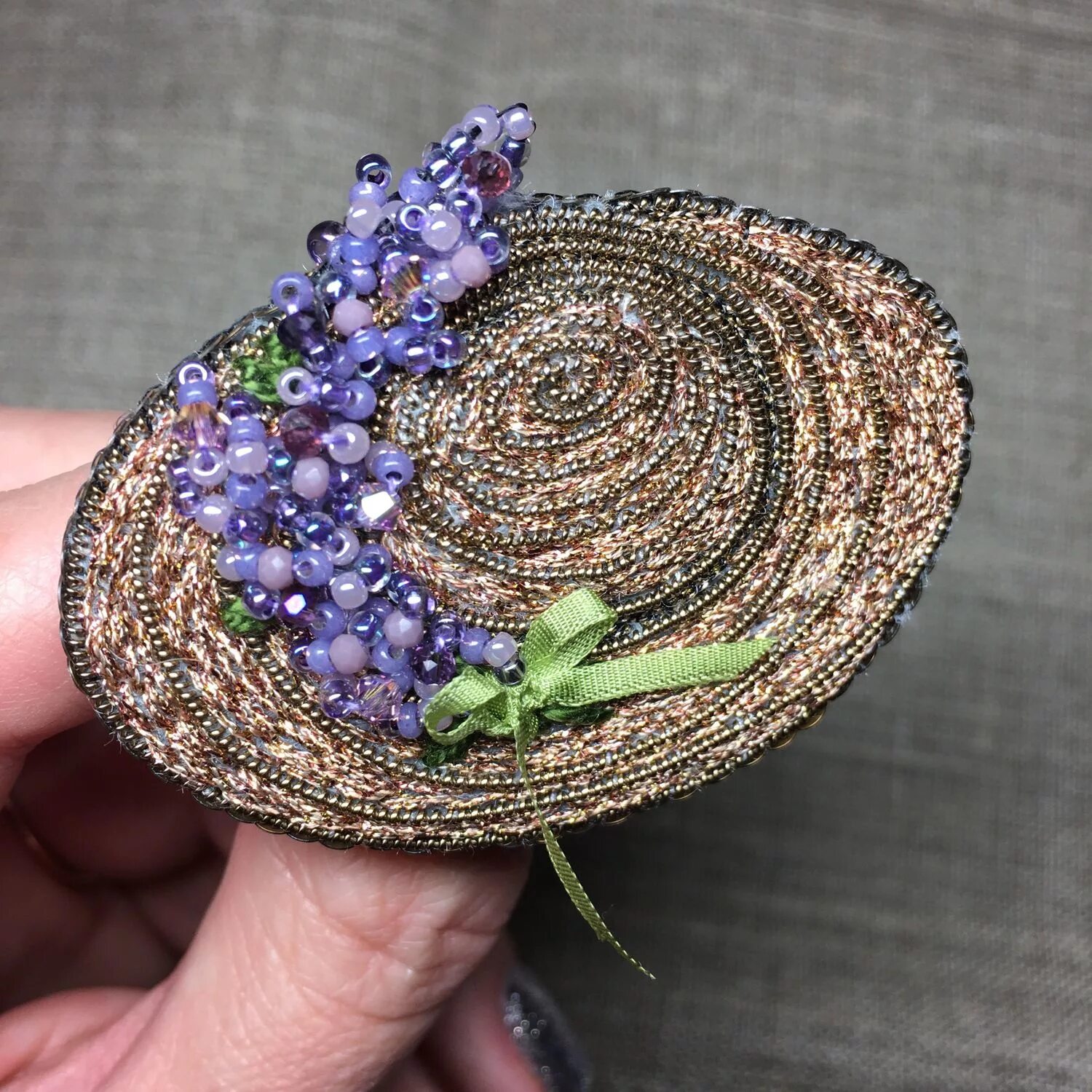 Винтажная брошь шляпа. Брошь шляпка. Мастер класс декор шляп. Брошь шляпка из бисера. Брошь шляпка из бисера.