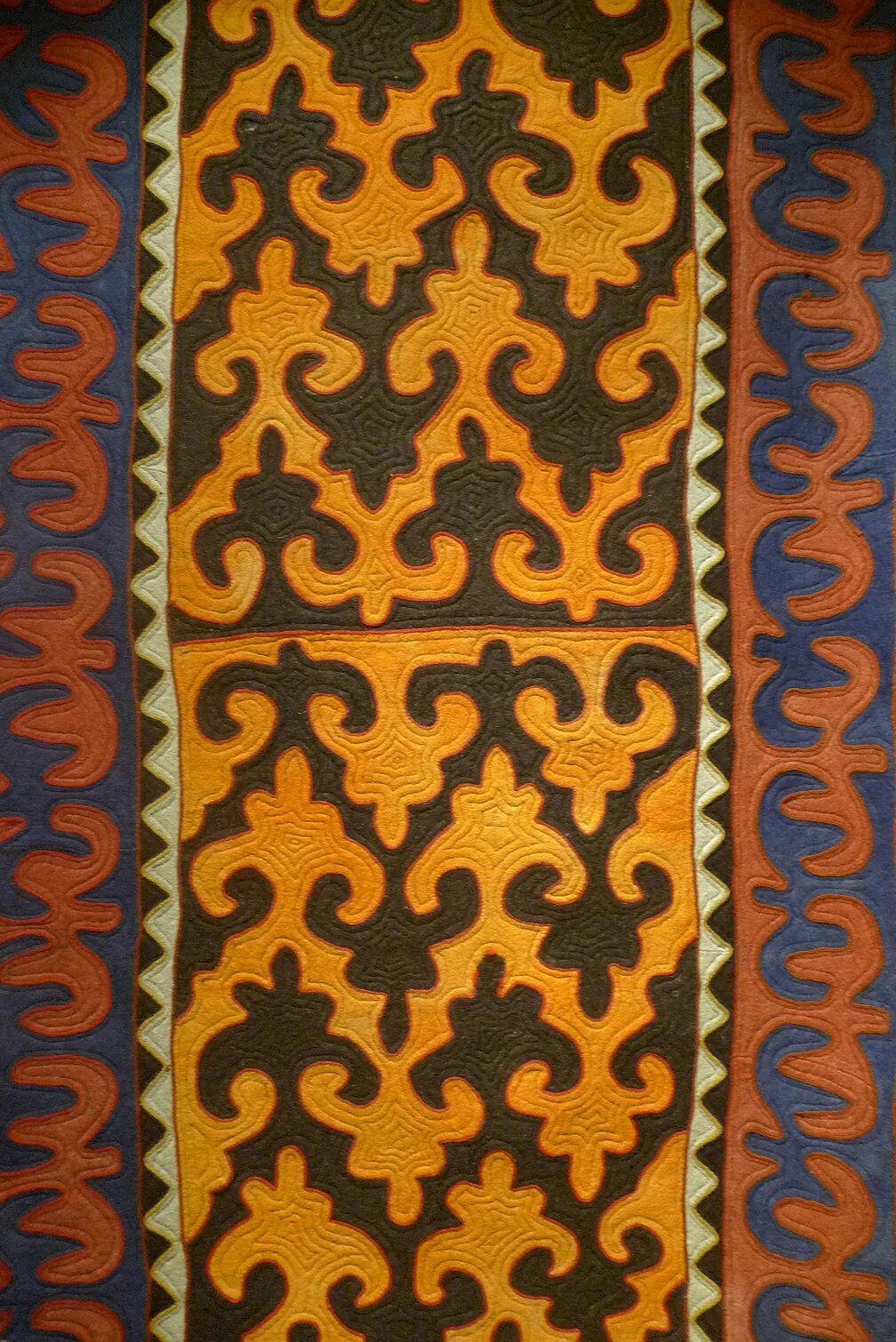 Ткани киргизия. Казахский национальный ковер сырмак. Войлочные ковры карачаевцев орнамент. Войлочный ковер. Орнамент на войлоке.