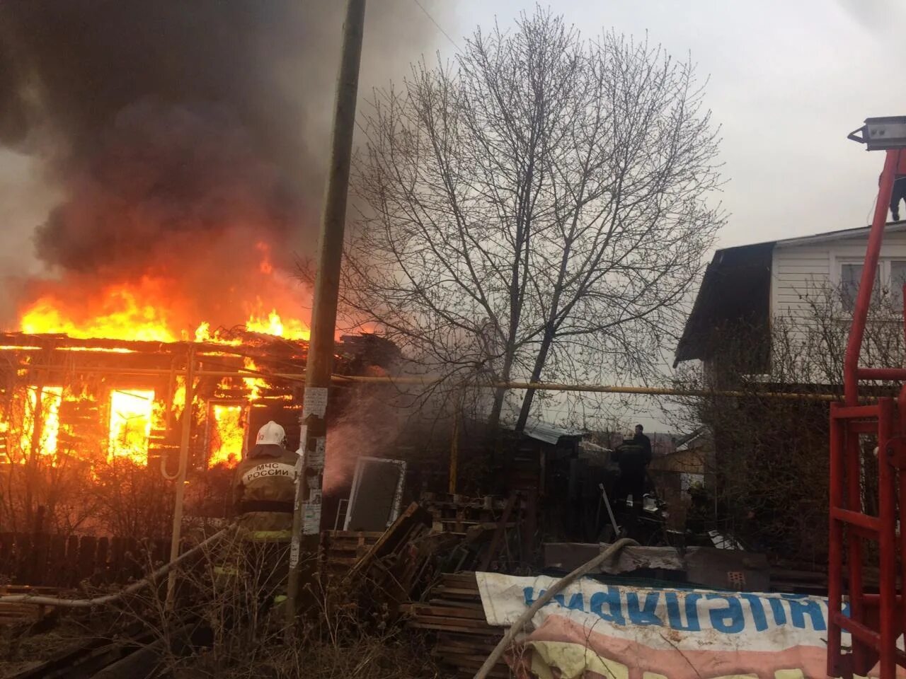 Погода в березовском на неделю свердловская область. Пожар в Берёзовском Свердловской области. Е1 Березовский Свердловская область пожар. Пожары в Березовском Кемеровской области. Березовский сгорел дом.